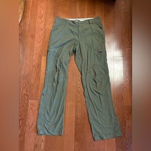 L.L. Bean Women's Green Cargo Hiking Trail Convertible Pants. Size 8 Regular